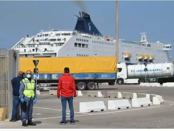 Camion merci al porto di Olbia (archivio L'Unione Sarda)