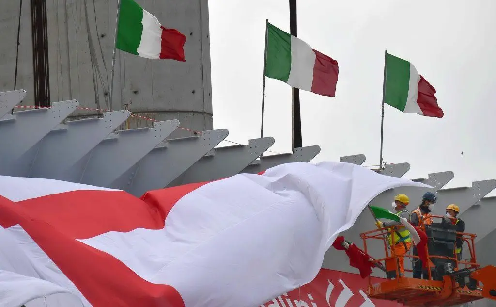 L'ultima \r trave da 44 metri era fasciata nella bandiera di\r Genova