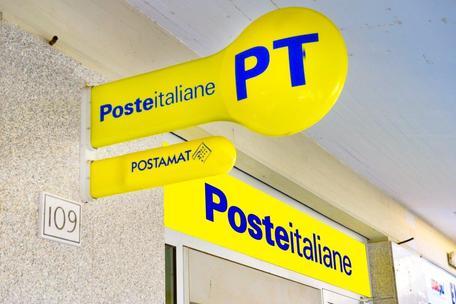 Va a pagare le bollette, ma è senza green pass: parroco si “barrica” nell’ufficio postale