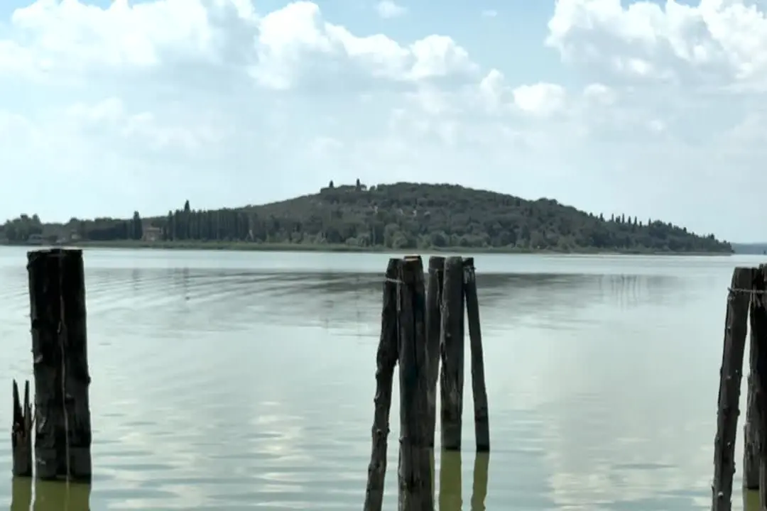 Per la siccità il Trasimeno arretra di 1,70 metri, sparisce il porto di San Feliciano