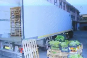 Il tir e le cassette della frutta che contenevano la cocaina