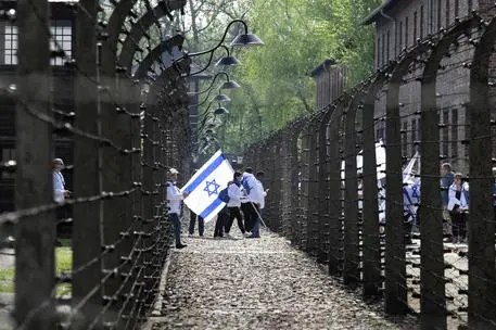 Una cerimonia di commemorazione nel campo di concentramento di Auschwitz (Ansa)