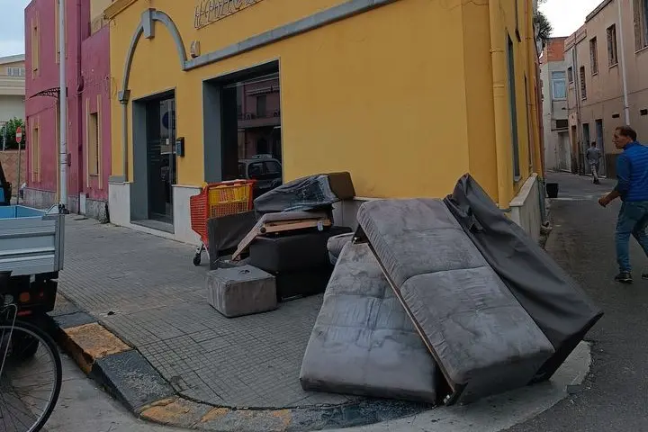 L'ultimo abbandono di rifiuti ingombranti in via Fiume a Quartu