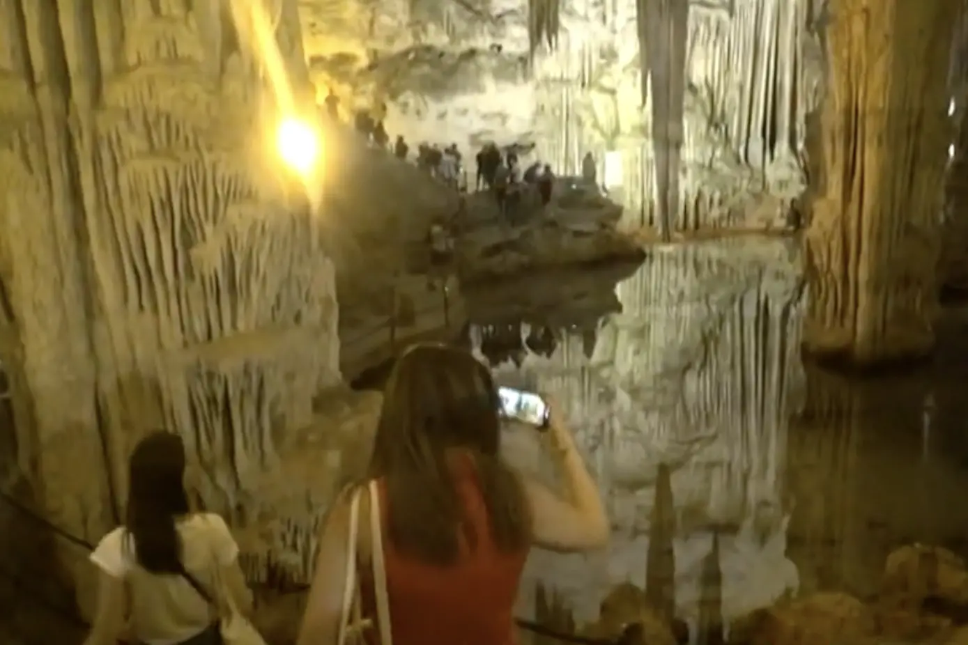Turisti nella Grotta di Nettuno (foto Fiori)