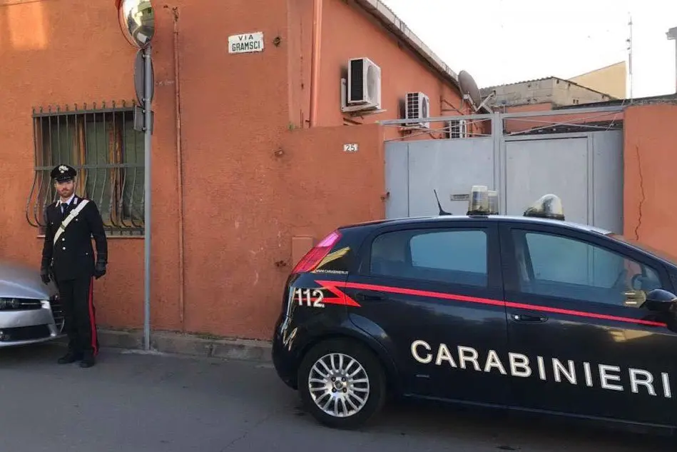 Carabinieri in via Gramsci ad Assemini, dove è avvenuto l'arresto
