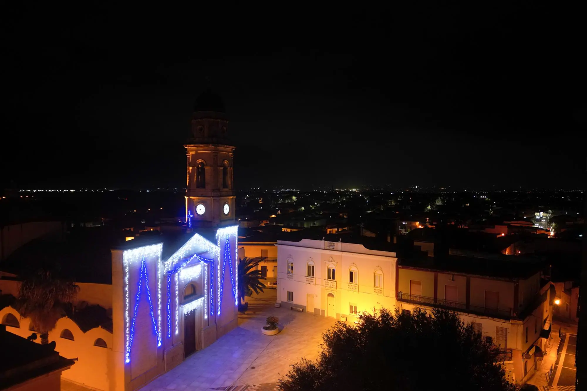 La chiesa parrocchiale illuminata per il Natale (Foto Andrea Serreli)