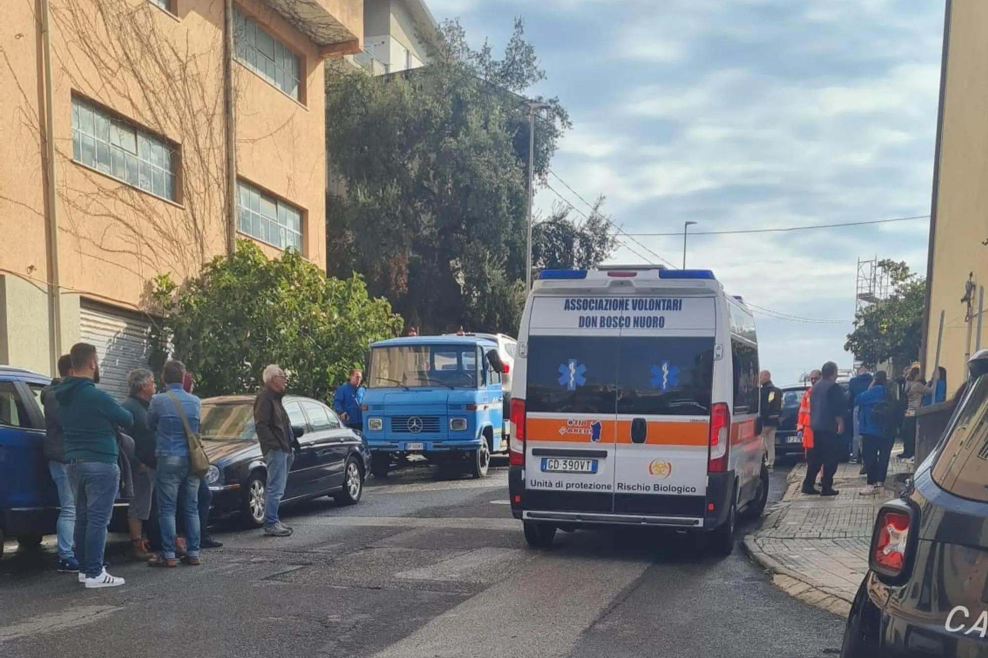 Ambulanze e forze dell'ordine in via Ichnusa, luogo della strage di Nuoro (foto Ansa)