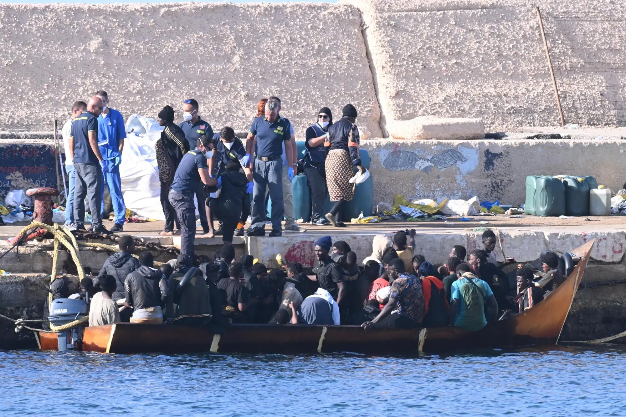 Barche piena di migranti in arrivo a Lampedusa (foto Ansa)