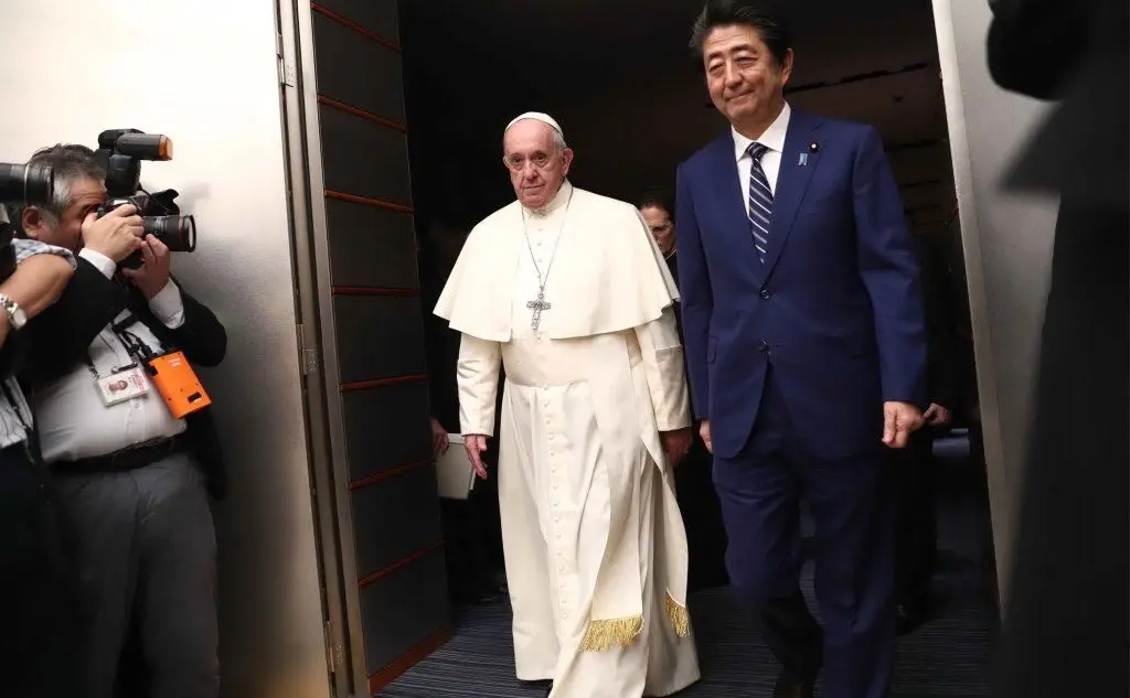 Il Papa con il primo ministro del Giappone Shinzo Abe (Ansa)