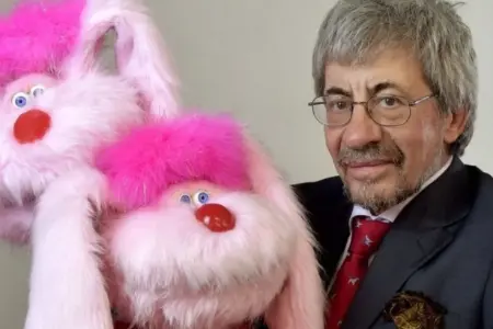 Enrico Valenti con il pupazzo Uan (foto Ansa)