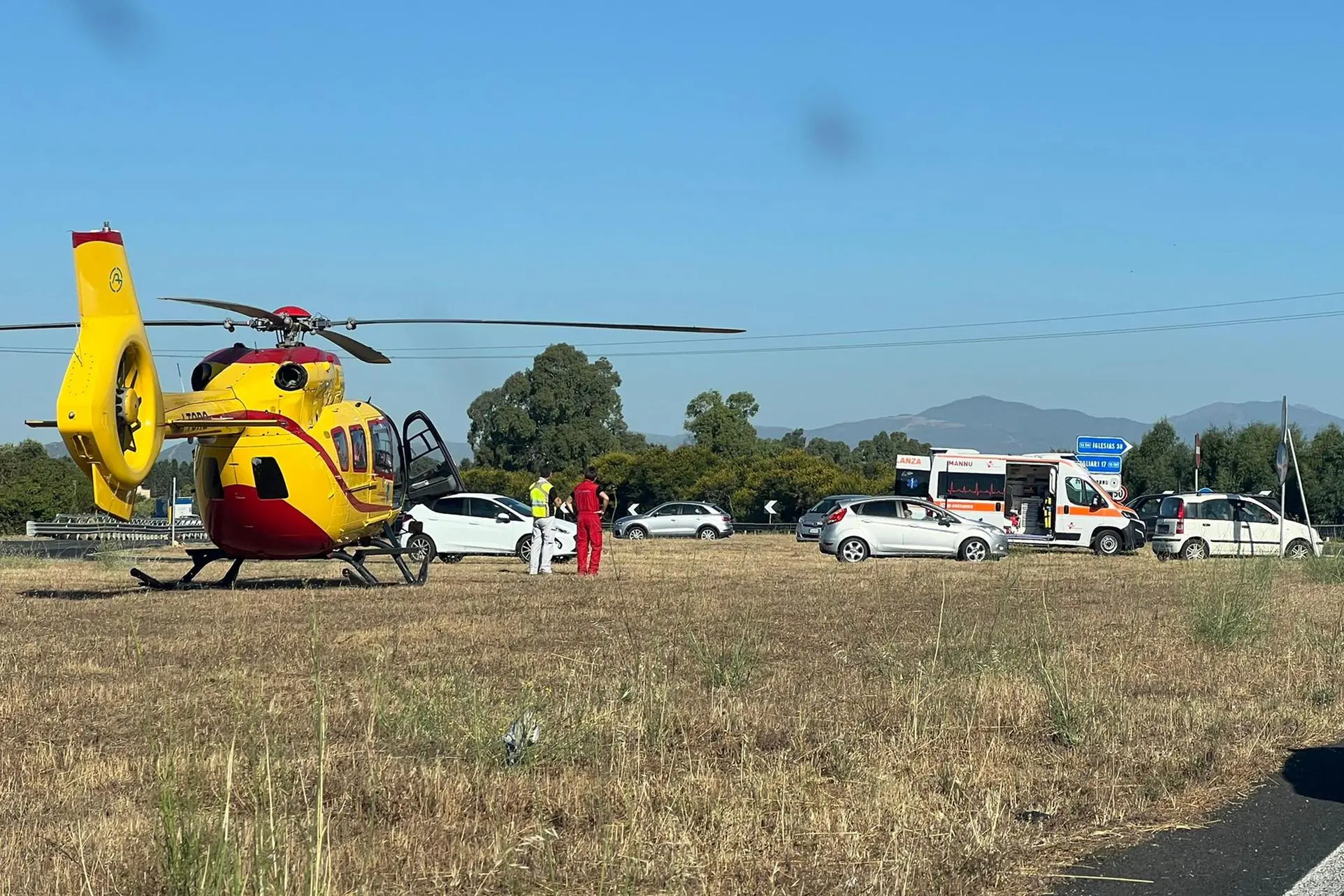 L'arrivo dell'elisoccorso per l'incidente alla rotonda di Decimomannu, sulla statale 130 (foto Fabio Murru)