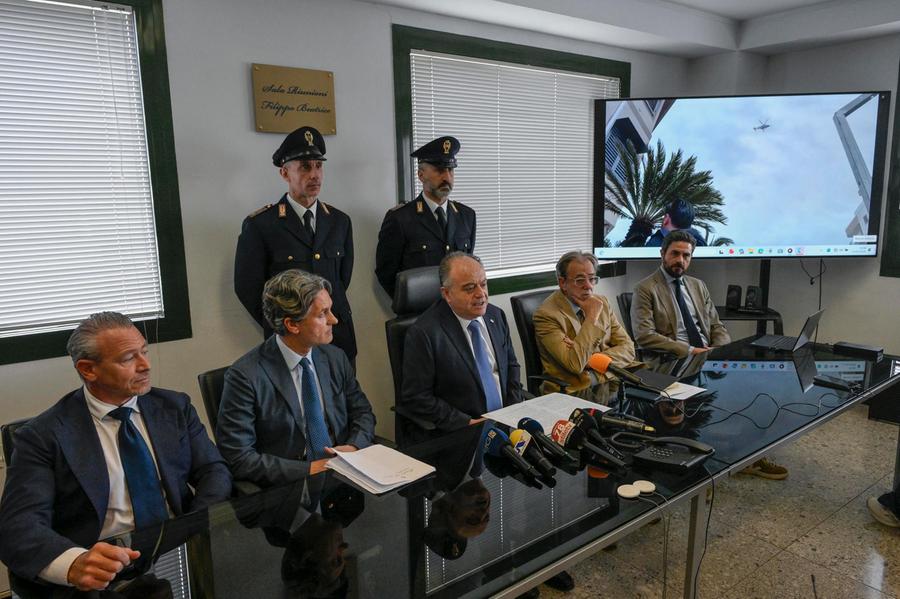 Dati riservati su calciatori, cantanti e attori rubati e venduti da poliziotti infedeli: sgominata organizzazione criminale