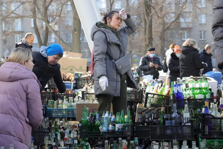 Ucraine preparano bottiglie molotov nella città di Dnipro. Foto Ansa