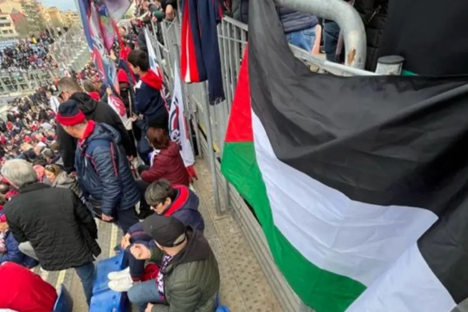 La bandiera palestinese esposta allo stadio