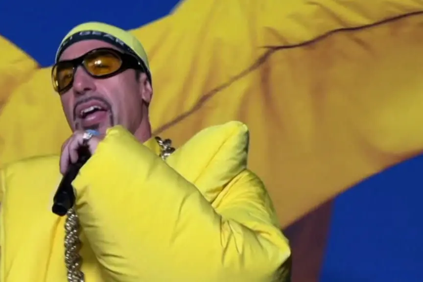 Sacha Baron Cohen porta Ali G sul red carpet e scherza su Trump