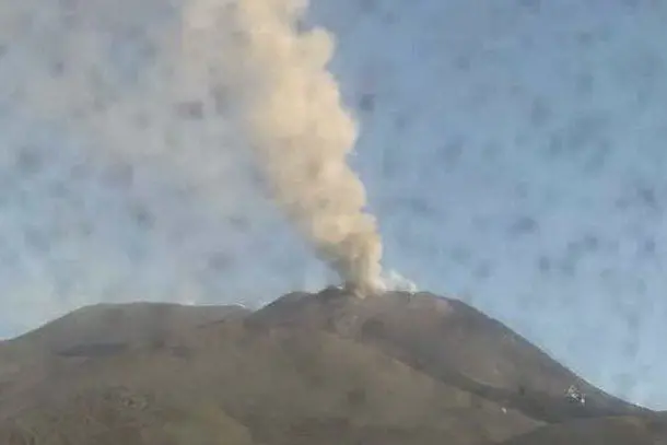 L'eruzione (foto da frame video INGV Catania)