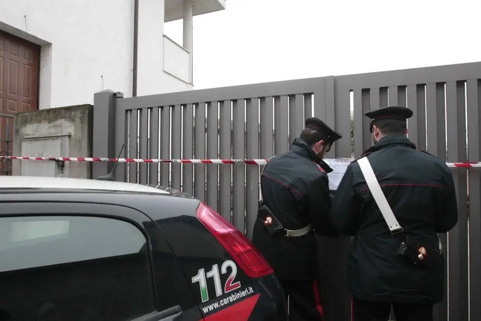 I carabinieri davanti all'abitazione della coppia a Sozzago (Novara)