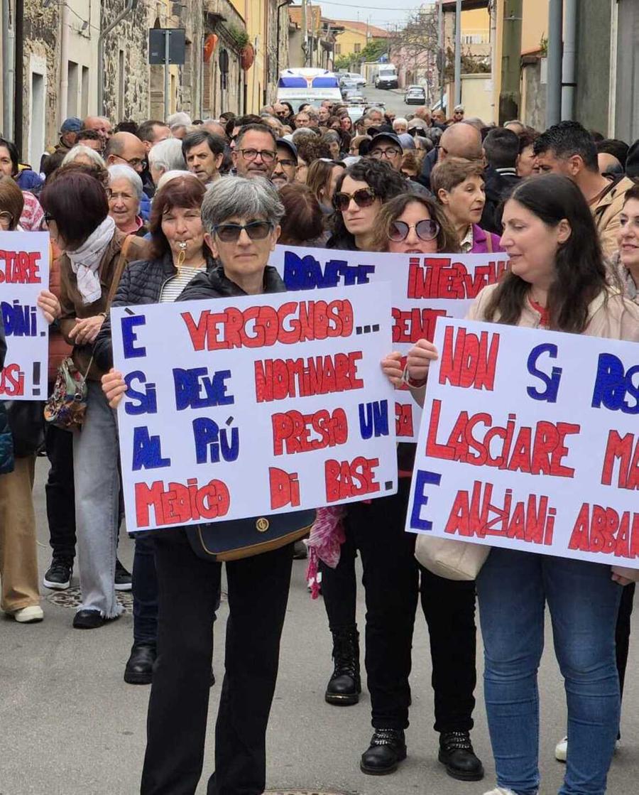 Lungo le strade di Mogoro rabbia per la sanità malata