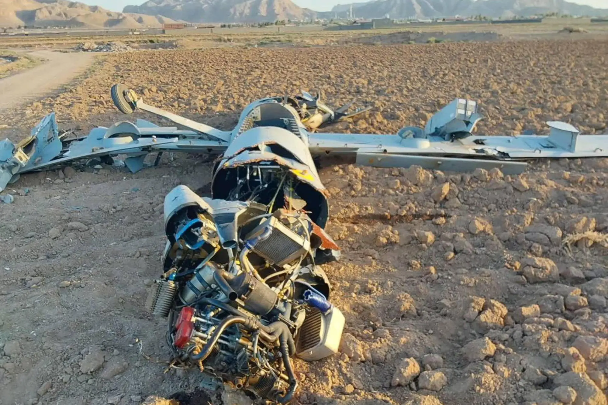 Un drone israeliano abbattuto in Iran (Ansa)