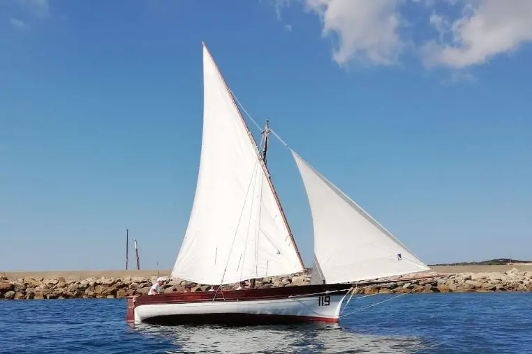 Una barca con vela latina (foto Pala