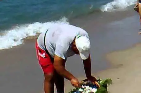 Un venditore di cocco (Ansa)