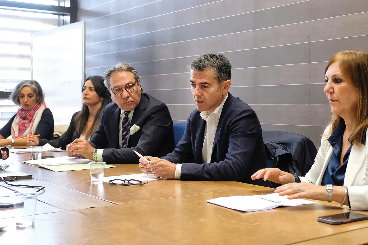 Da sinistra Claudia Ortu, Emanuela Corda, Giuseppe Farris, Massimo Zedda, Alessandra Zedda nel forum organizzato dall'Unione Sarda all'inizio della campagna elettorale
