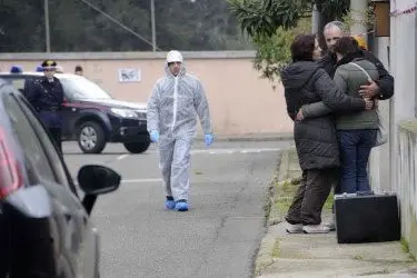 Carabinieri e parenti davanti al luogo dell'omicidio - Foto Alessandra Chergia