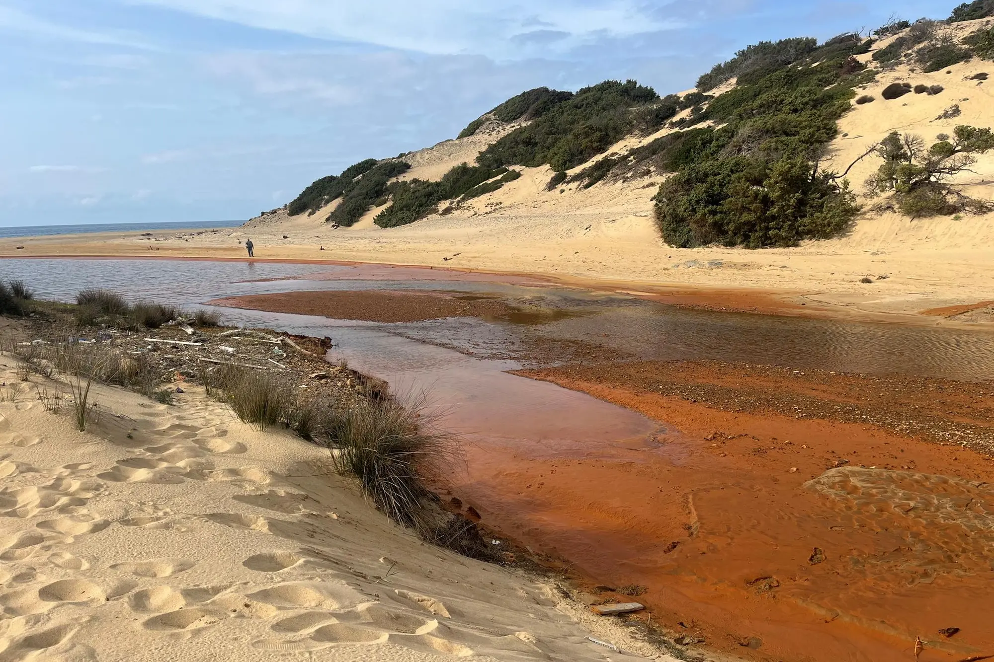The red river spilled into the sea in Piscinas (photo L'Unione Sarda)