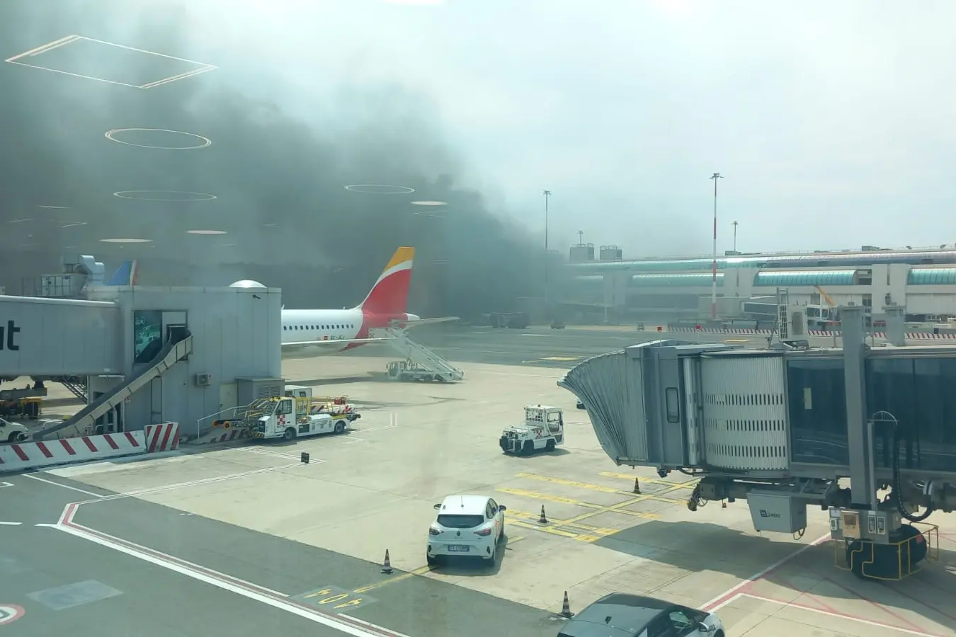 L'incendio a Fiumicino