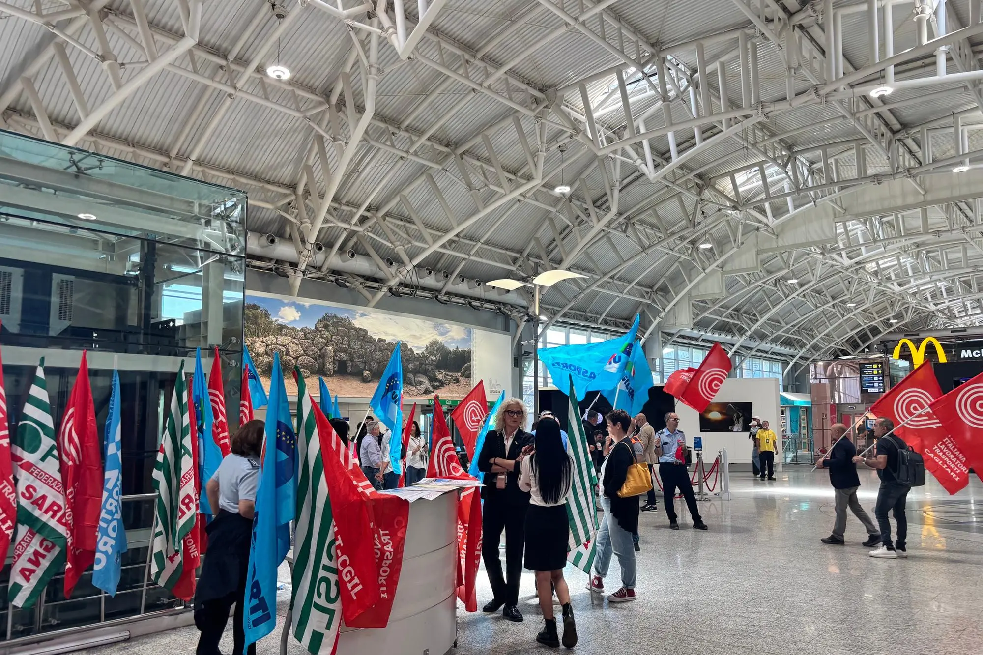 La protesta all'aeroporto di Cagliari-Elmas