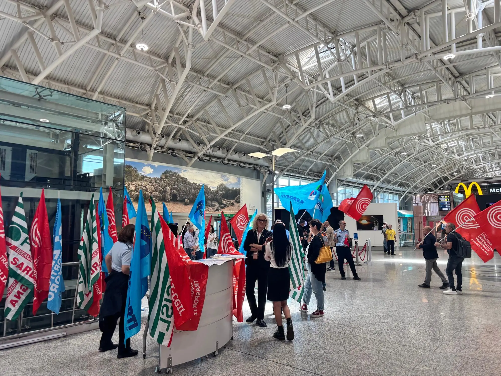 La protesta all'aeroporto di Cagliari-Elmas