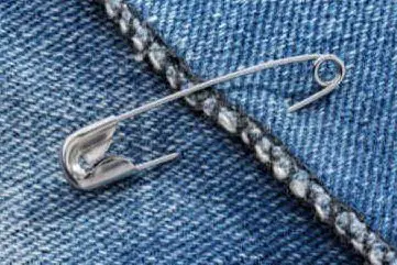 Spille da balia contro il razzismo, gli inglesi e la campagna #safetypins