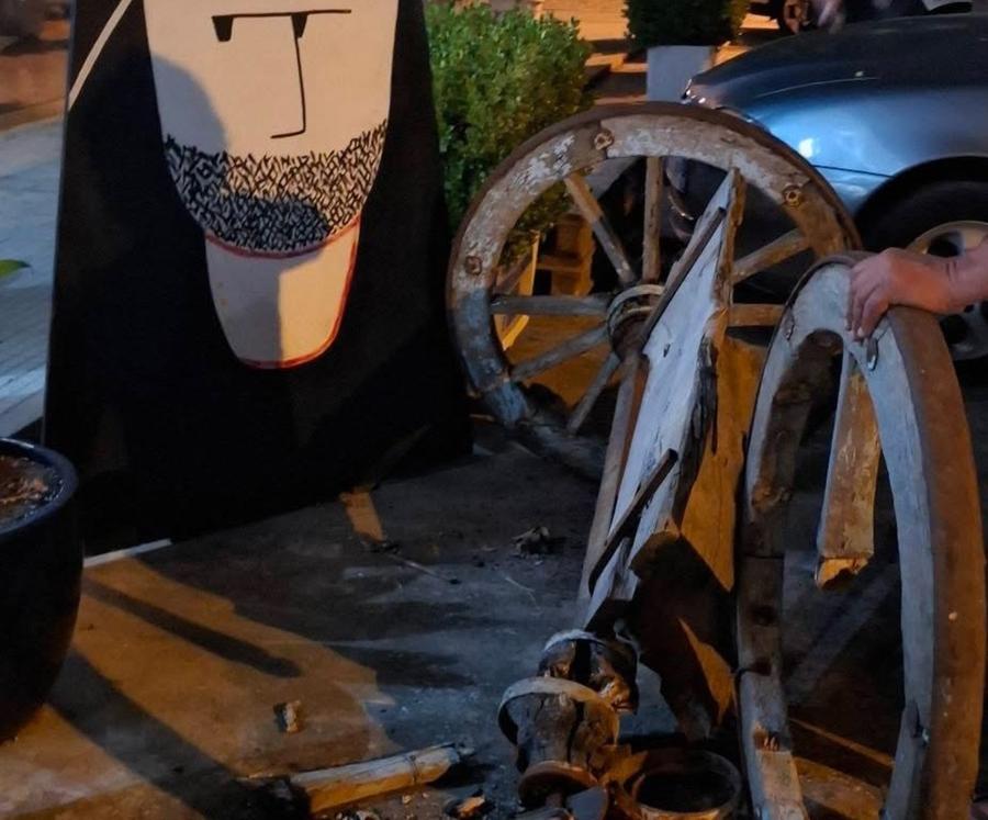 Un vecchio carro finisce a pezzi per la gara tra rioni