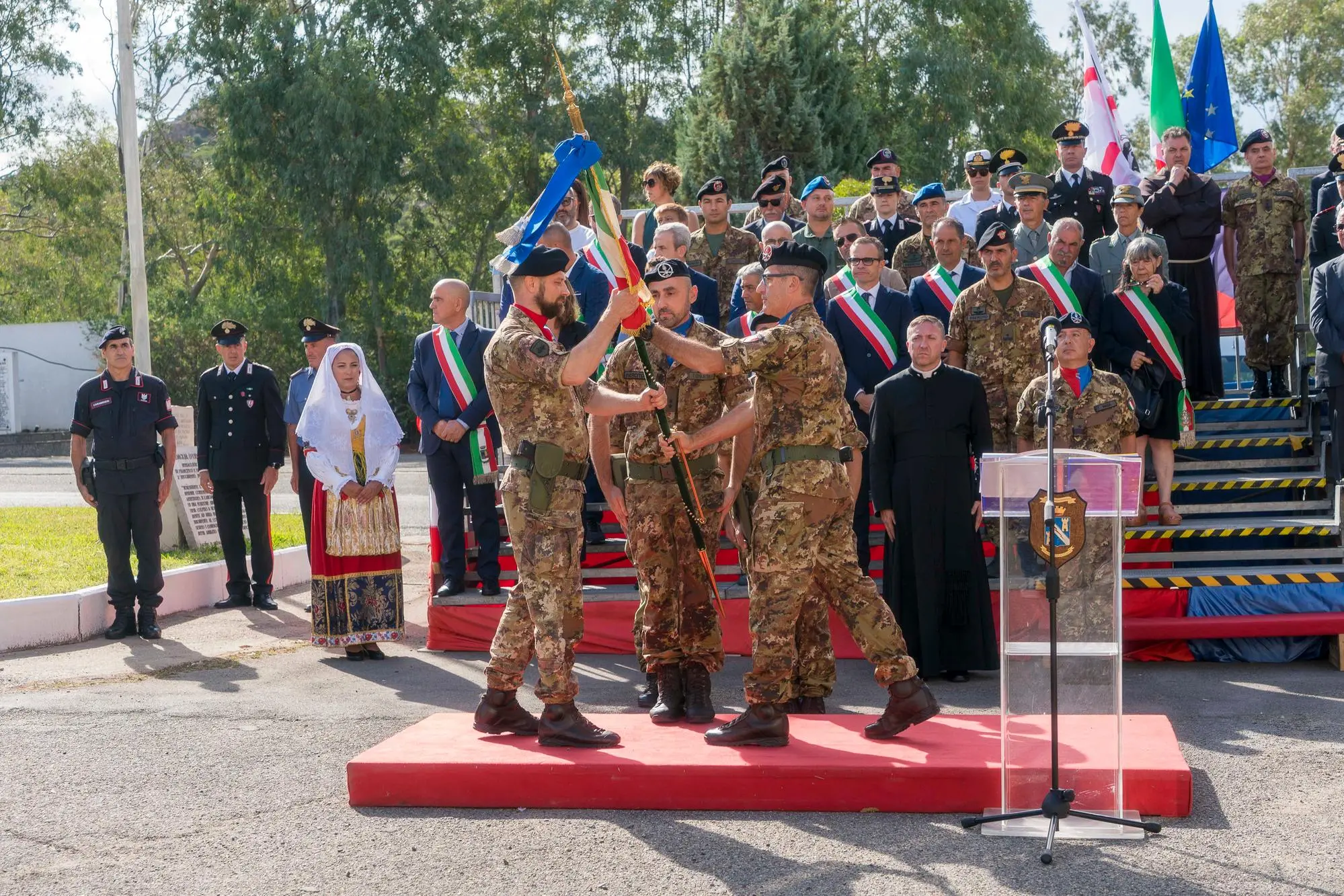 Momento del passaggio dello Stendardo di Reggimento (Foto Comando Militare Esercito Sardegna)