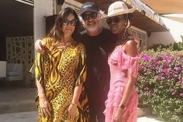 Flavio Briatore in compagnia di Naomi Campbell e un'amica della modella (foto Instagram)