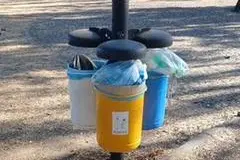 I cestini con dentro i rifiuti domestici (foto concessa)