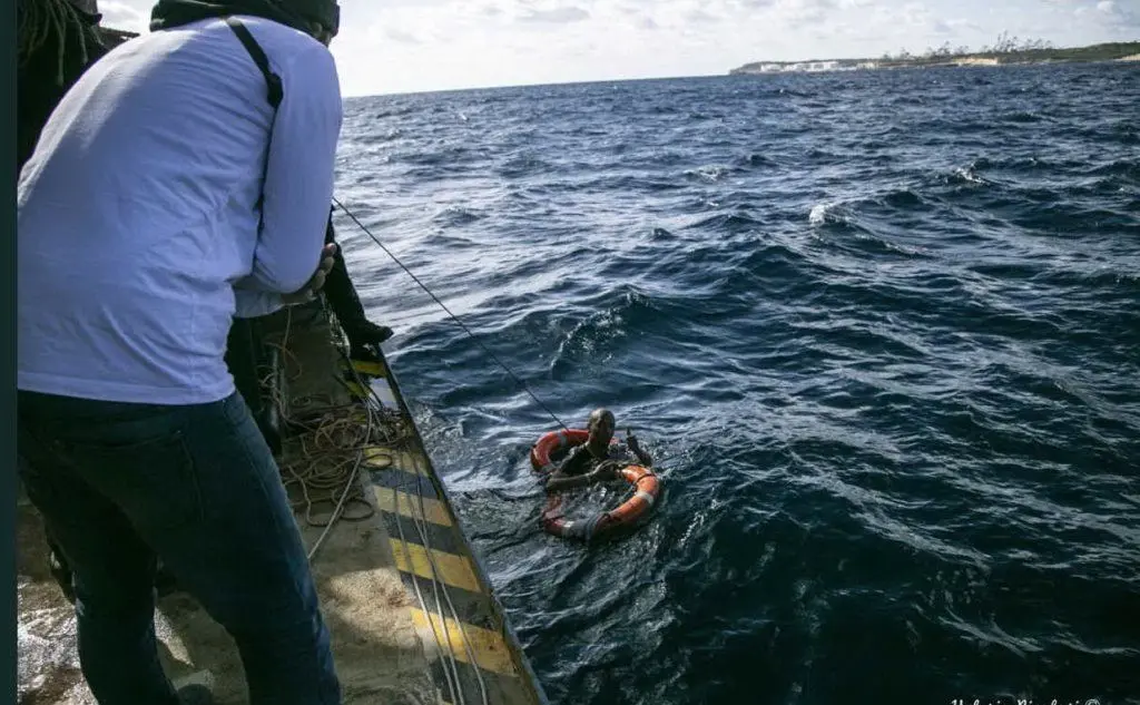 Oggi un uomo si è gettato in mare per raggiungere le coste maltesi (foto Twitter)