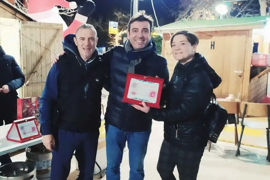 Il sindaco Alessandro Pireddu (al centro) assegna il premio Social al Bar Cirina (foto Severino Sirigu)