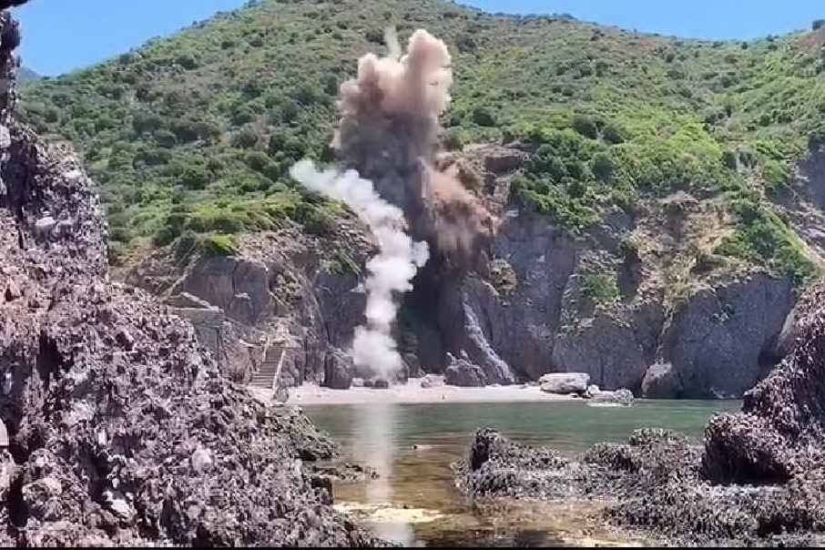 L'esplosione controllata (foto L'Unione Sarda - Pani)