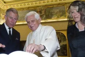 Benedetto XVI ha ricevuto Carlo d'Inghilterra e la consorte Camilla (foto: AP)