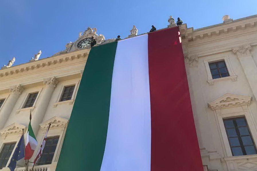 Sassari, i vigili calano il tricolore in piazza d'Italia