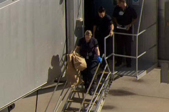 La polizia australiana in aeroporto (foto 9news)