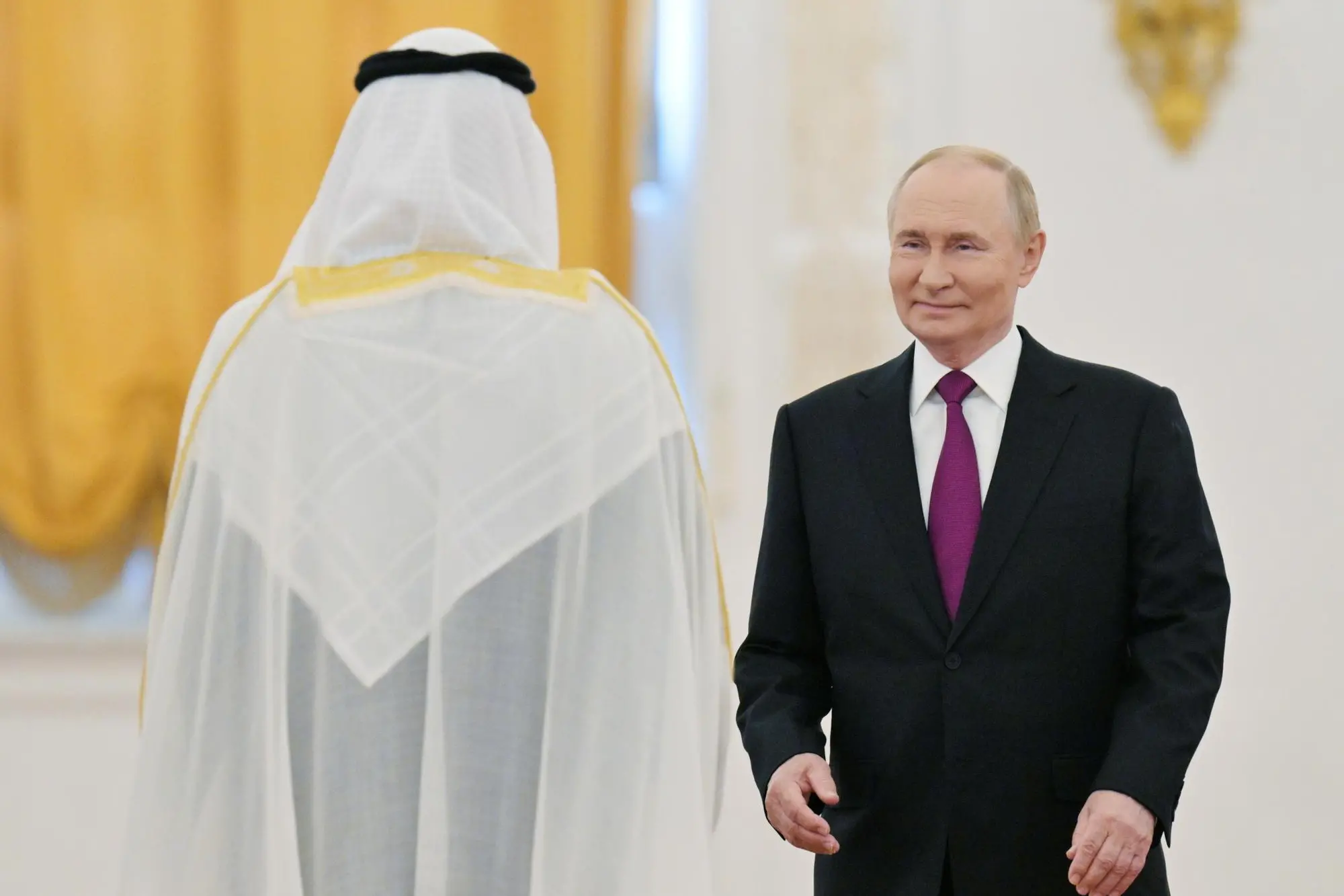 epa12288209 Russian President Vladimir Putin (R) welcomes United Arab Emirates' President Sheikh Mohamed bin Zayed Al Nahyan before their meeting at the Kremlin in Moscow, Russia, 07 August 2025. The UAE president is on an official visit to Russia. EPA/ALEXEI NIKOLSKY/SPUTNIK/KREMLIN POOL MANDATORY CREDIT