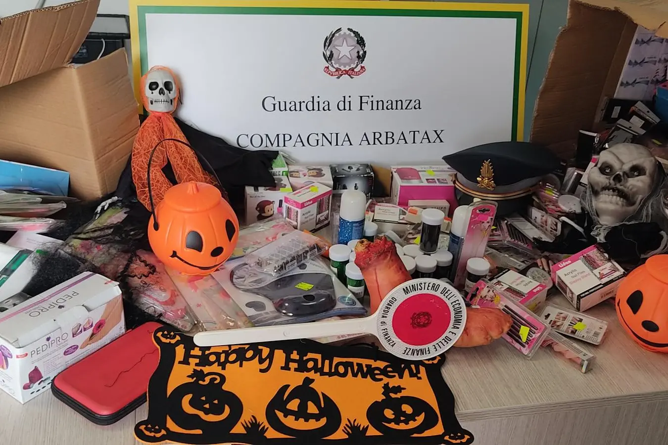 Il materiale sequestrato dalla Guardia di finanza di Arbatax