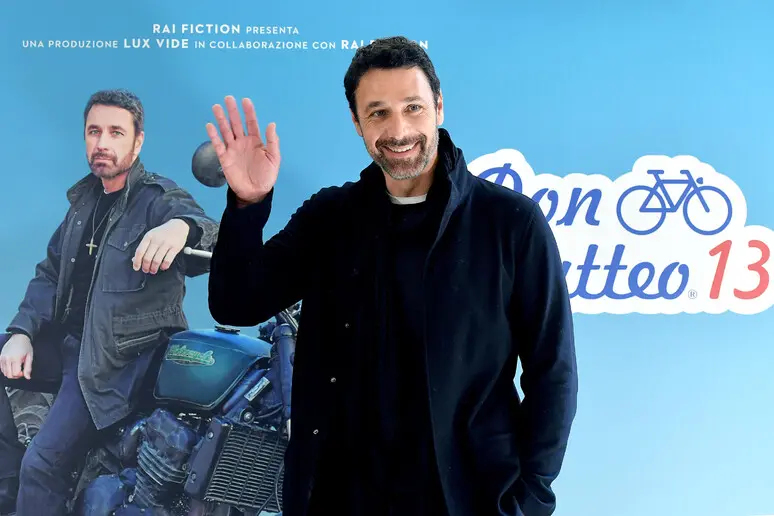 Raoul Bova a una presentazione di Don Matteo (Ansa)