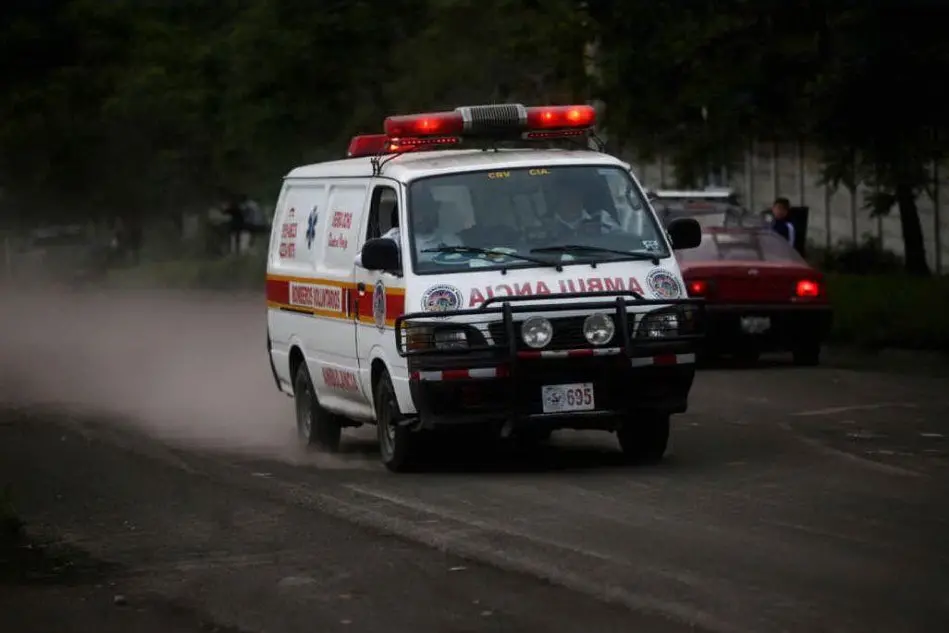 Un'ambulanza guatemalteca (Ansa)