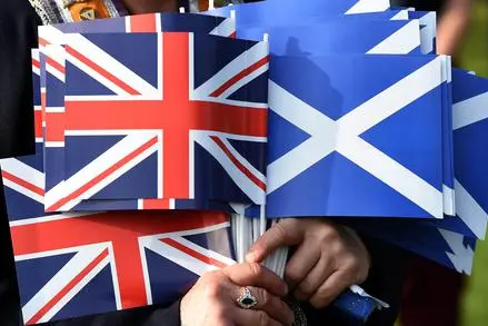 La bandiera del Regno Unito e quella della Scozia (foto Ansa)