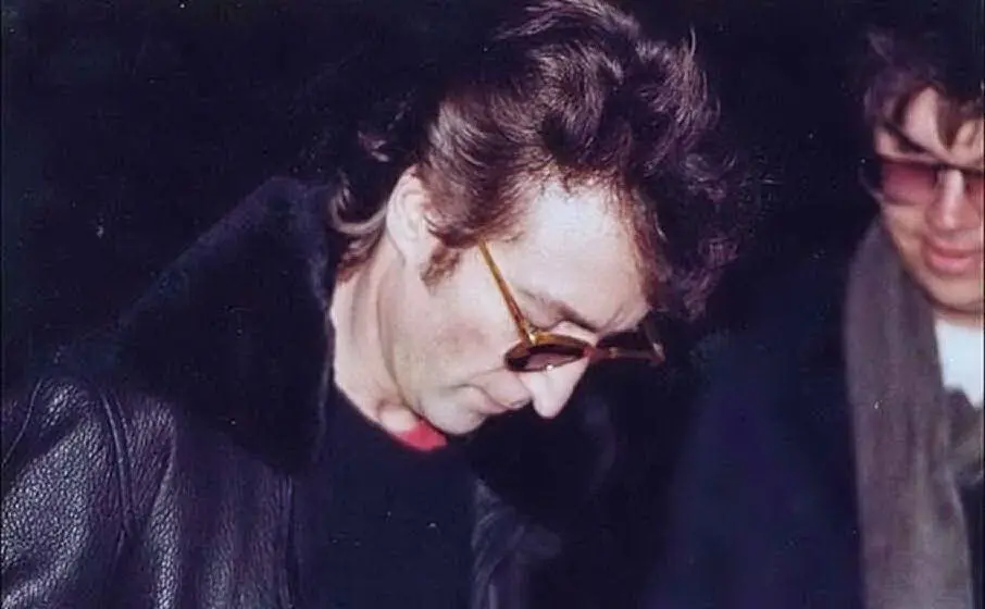 Il momento dell'autografo all'uomo che lo avrebbe assassinato