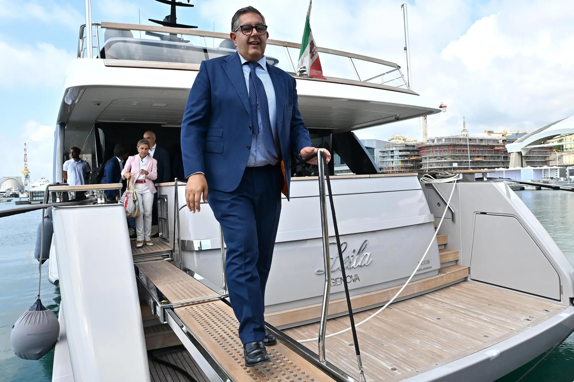 Il presidente della Regione Liguria Giovanni Tori scende dallo yacht di Aldo Spinelli, in una foto d'archivio (Ansa)