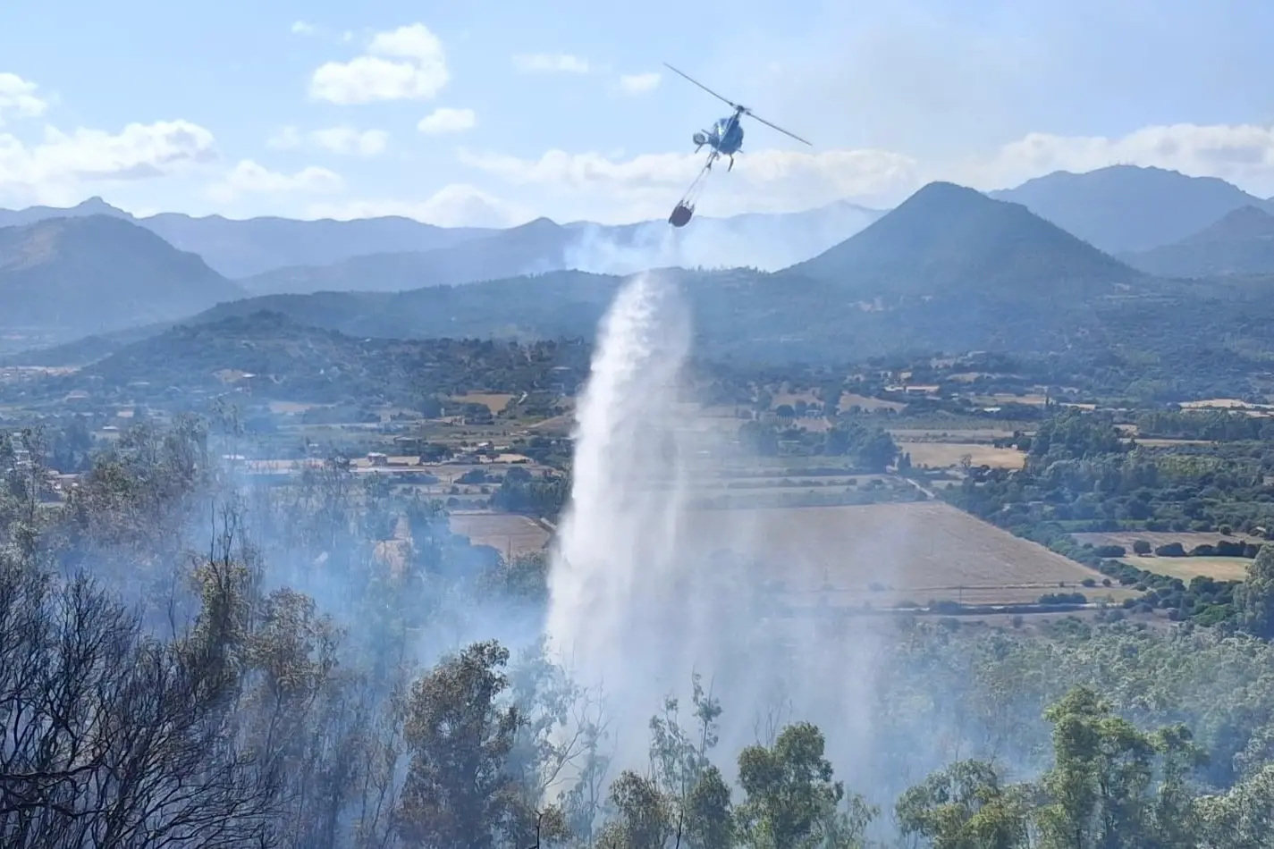 Un elicottero durante le fasi di spegnimento dell'incendio di Cardedu (Secci)